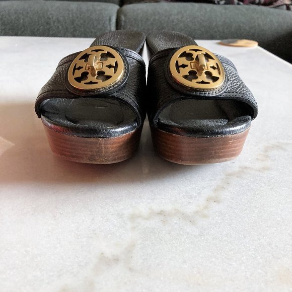 Tory Burch Selma slide sandal black leather, gold turn lock logo, wood platform - Picture 8 of 12